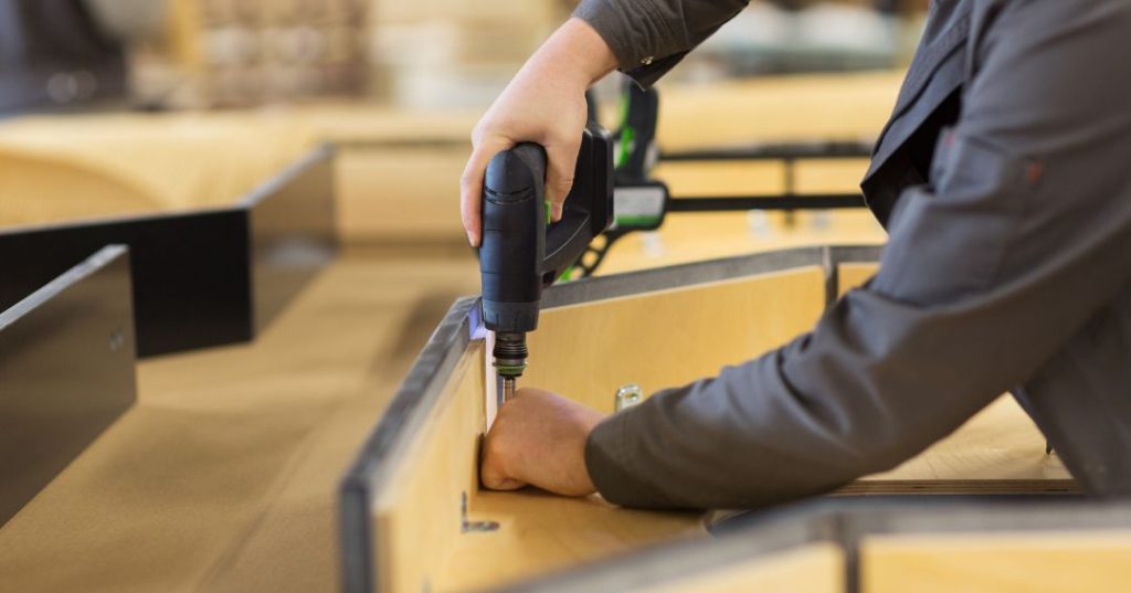 Como Montar Guarda-Roupa em Diadema: 5 Passos e Dicas capa montador de moveis em Diadema